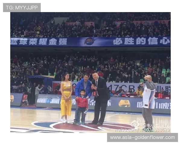 儿童互动环节，小球迷中场投篮命中获球衣