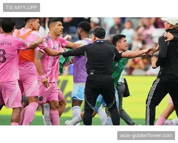 特写：终场哨响，为保级苦战的老将苏亚雷斯仰天长叹